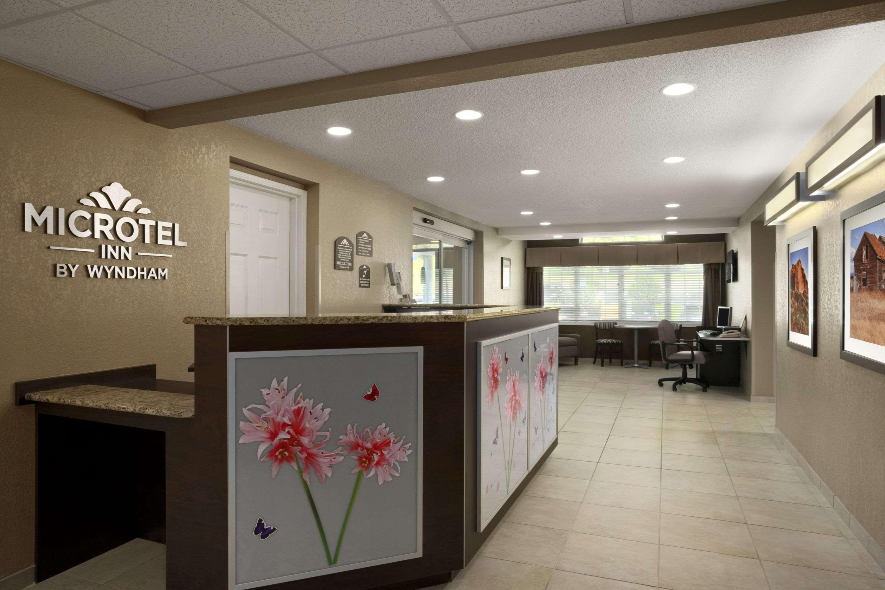 Microtel Inn & Suites By Wyndham Mineral Wells/Parkersburg Exteriör bild
