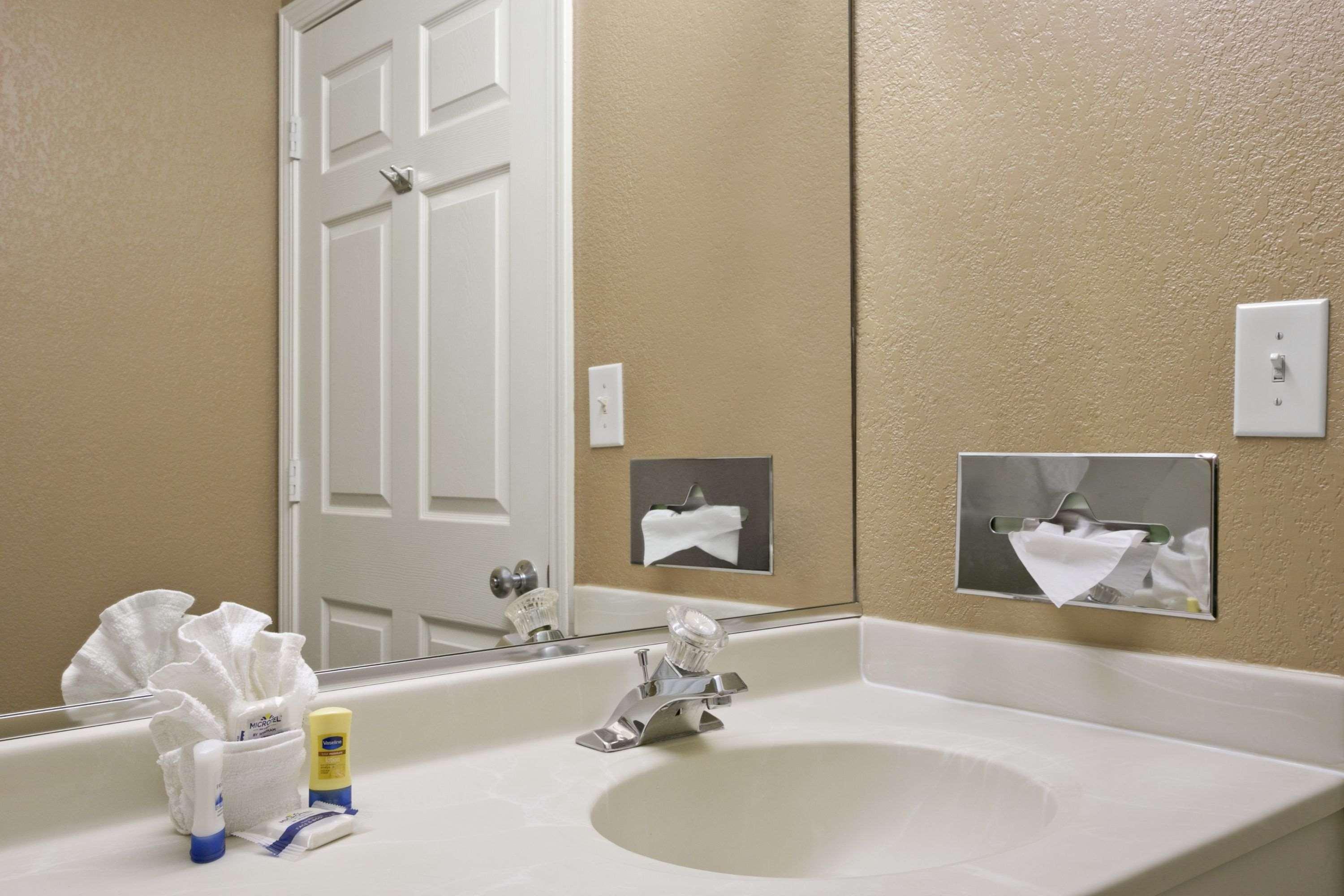 Microtel Inn & Suites By Wyndham Mineral Wells/Parkersburg Exteriör bild